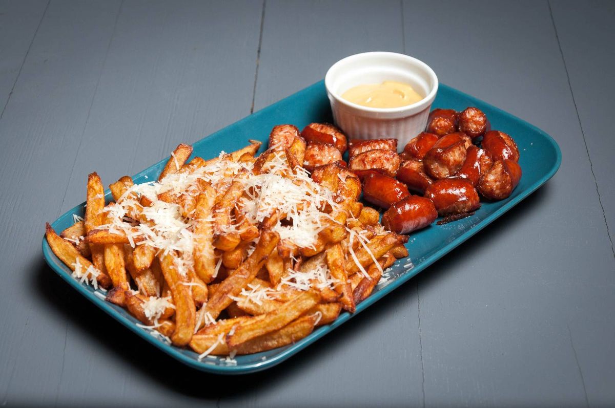 Cârnăciori de Bere cu Cartofi Prăjiți cu Caș 